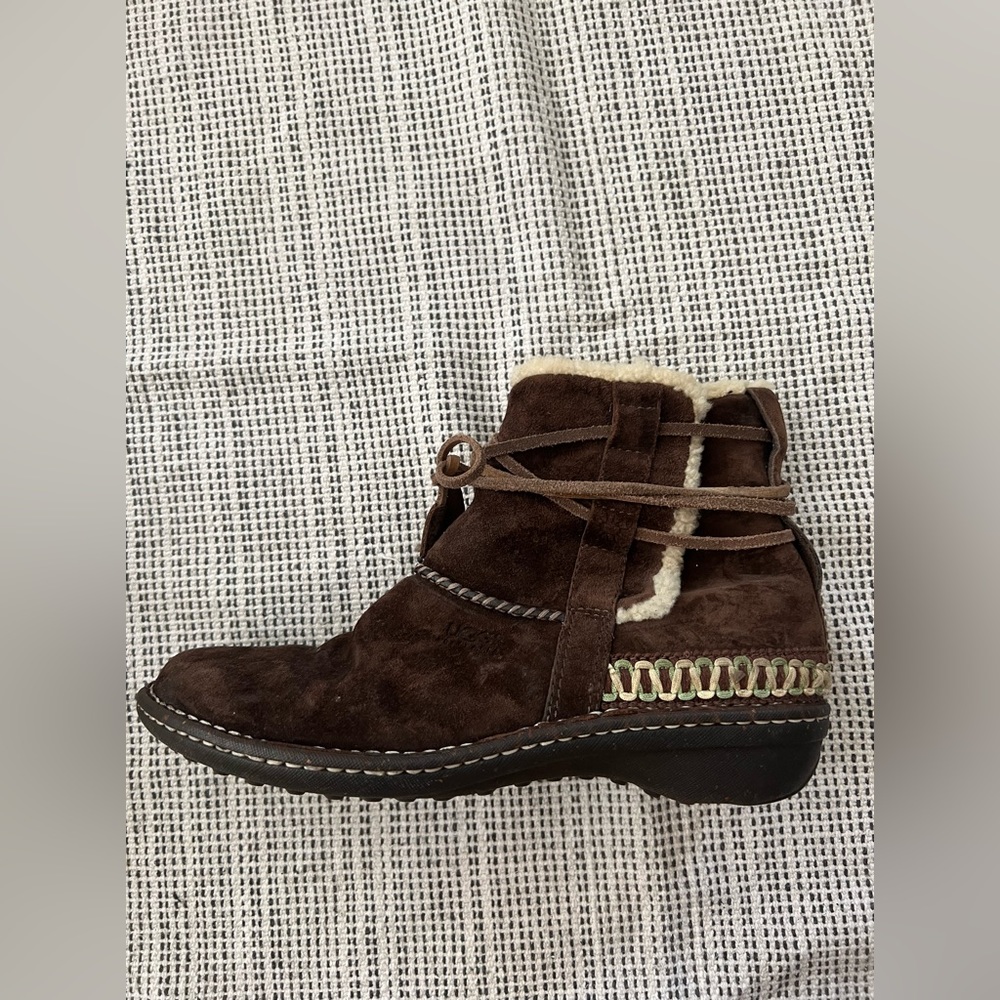 UGG Australia Cove Size 10 Ladies Brown Suede Sheepskin Ankle Booties